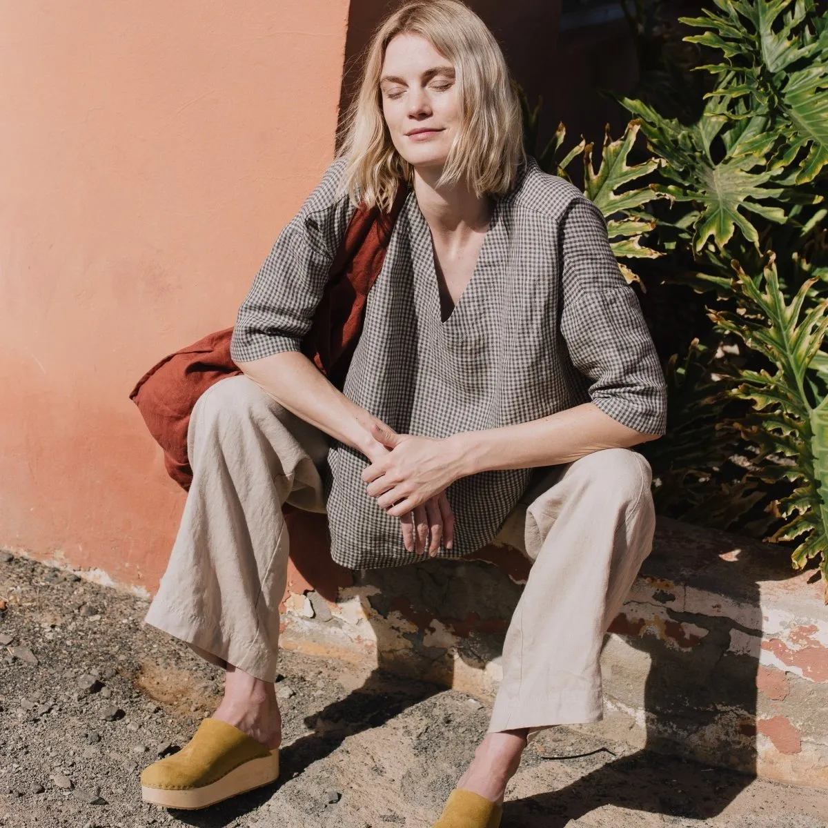 R: HIDA classic linen pants (Size: M; Color: Cream)