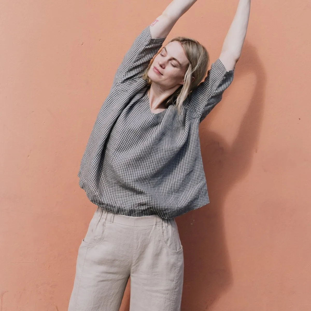 R: HIDA classic linen pants (Size: M; Color: Cream)